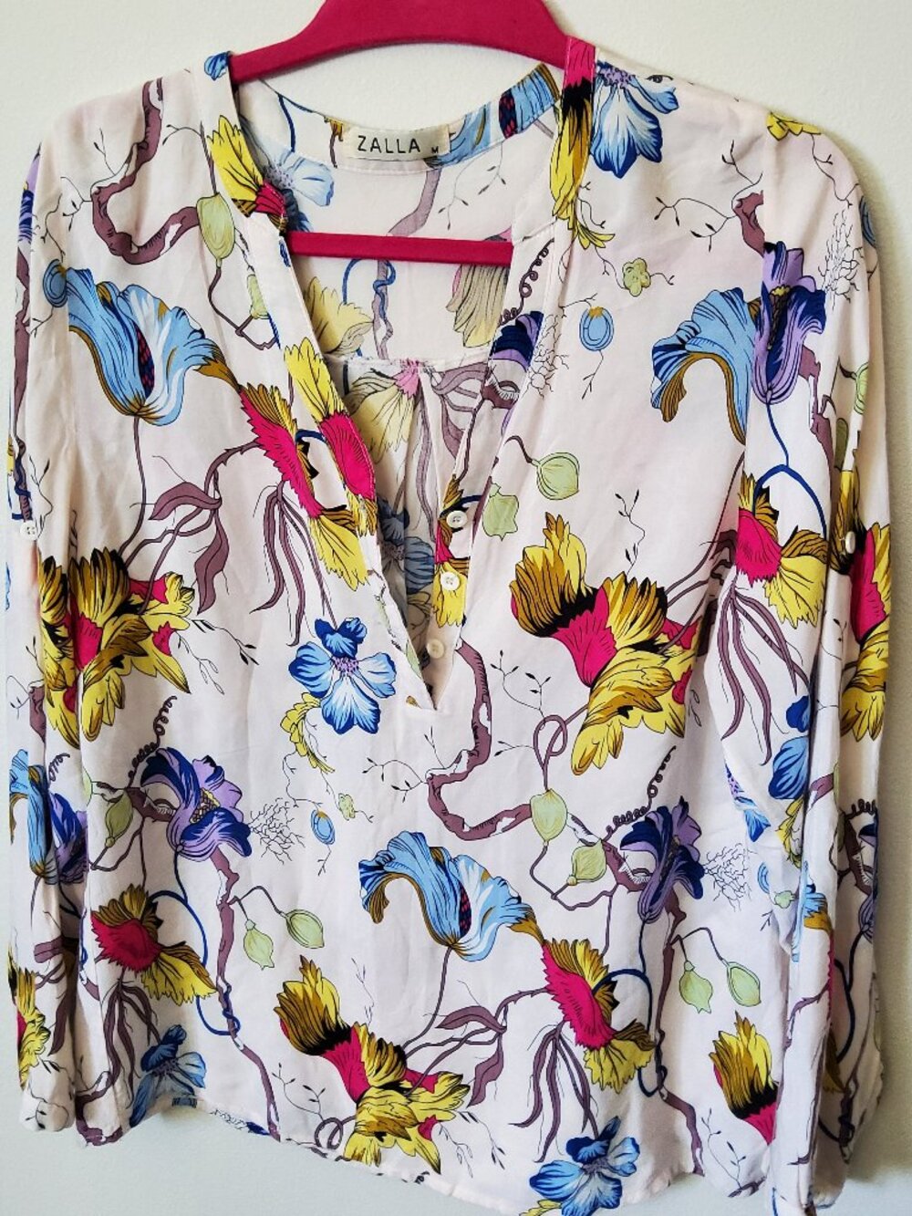 Beautiful floral blouse V neck size M Zalla